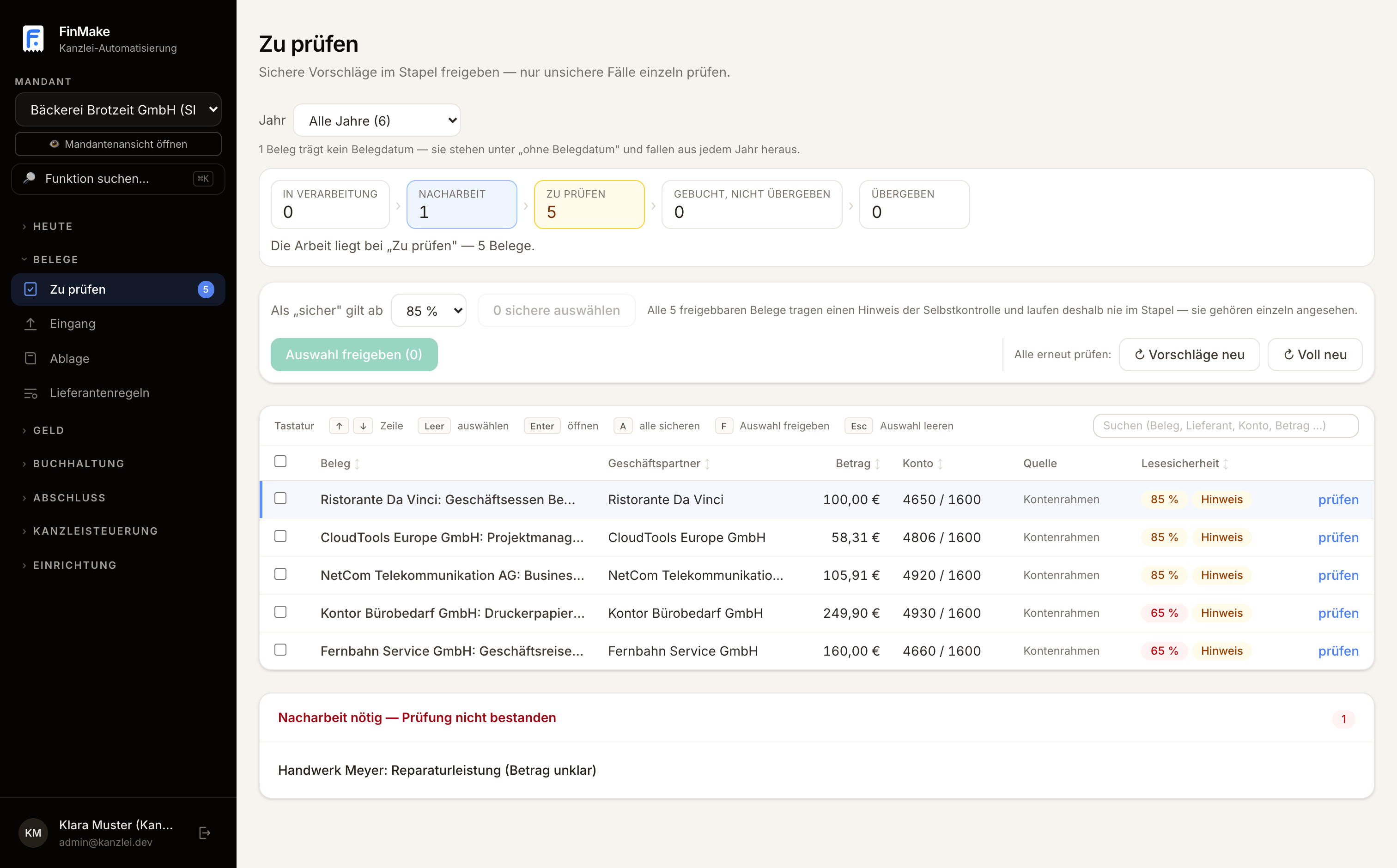 Die Prüfliste im System: Prozesskette mit fünf Belegen zur Prüfung und einer Ausnahme in Nacharbeit, jede Zeile mit Geschäftspartner, Betrag, Konto und Lesesicherheit.